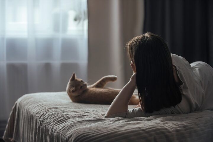猫と一緒に寝ない方がいい人もいる！無理に一緒に寝ると逆効果！