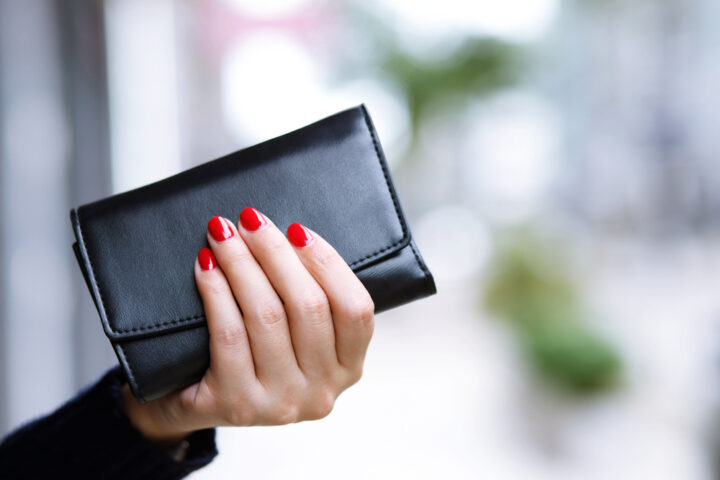 財布の使い始めにこだわるなら金運アップの色がおすすめ！形や材質は？